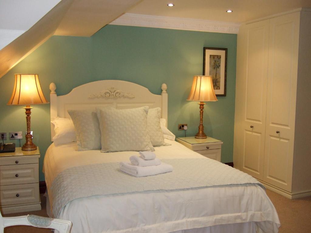 Moss Lodge Rochdale Room photo