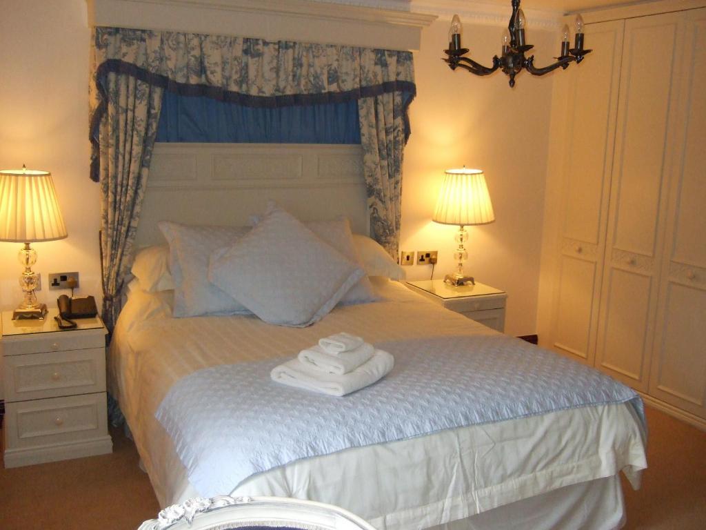 Moss Lodge Rochdale Room photo
