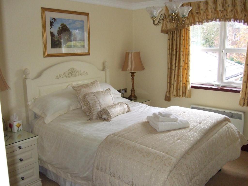 Moss Lodge Rochdale Room photo