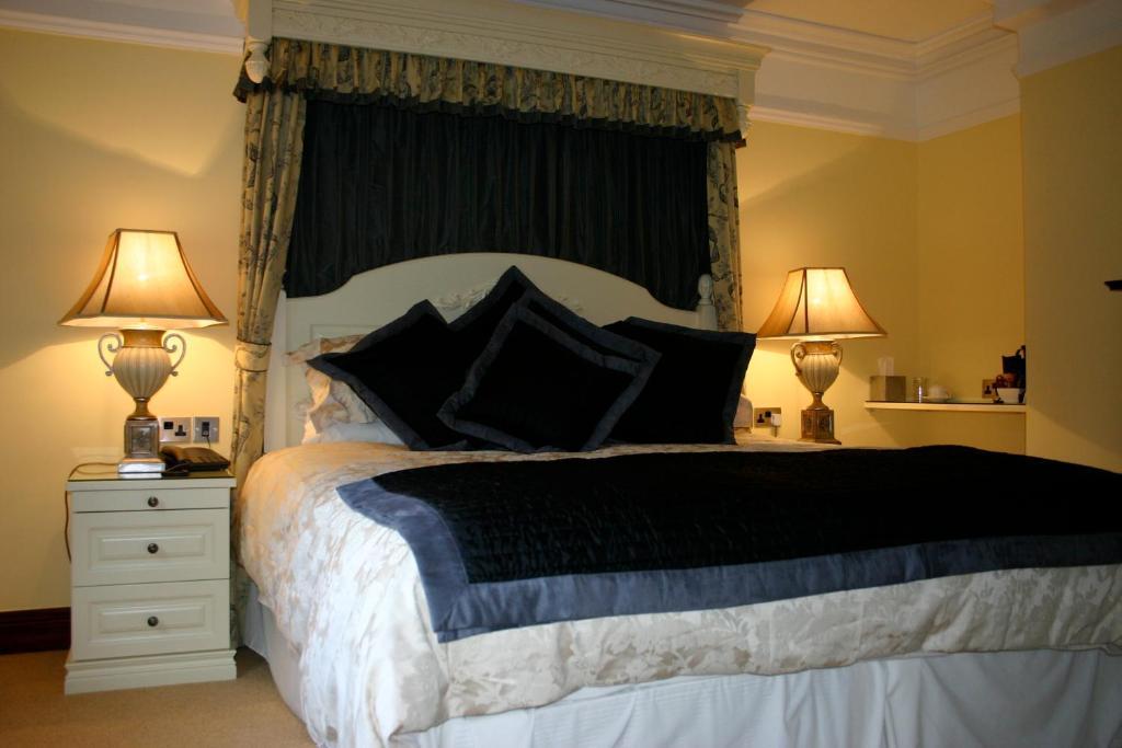 Moss Lodge Rochdale Room photo