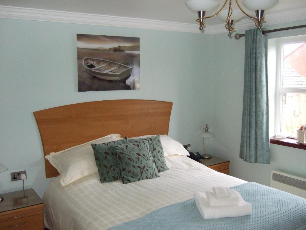 Moss Lodge Rochdale Room photo